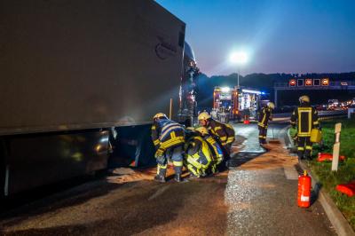 A81/Pleidelsheim: LKW reisst sich den Tank auf - Feuerwehr streut groessere Kraftstoffmenge ab